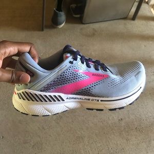 Women’s brooks adrenaline gts 22. Excellent pre-owned condition size 9.